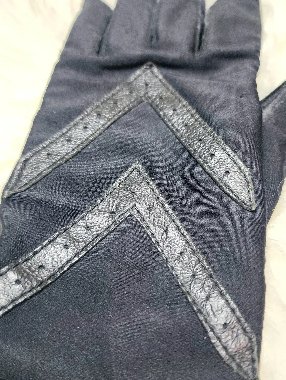Isotoner By Aris Black Fully Lined Gloves Vintage One Size - Picture 2 of 7